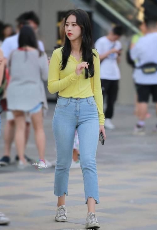 大方|路人街拍,白色的漆皮风衣搭配阔腿裤,潇洒大方