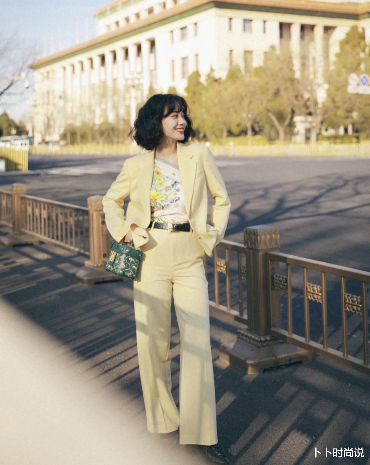 黑黄皮别穿得太暗沉，试试“这些颜色+暖白色”，温柔显白又减龄