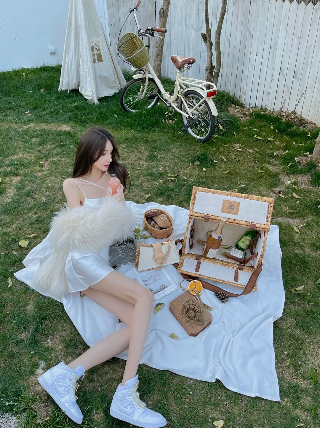 身材苗条的小姐姐,时尚穿搭吊带搭配皮草,减龄更显高级感