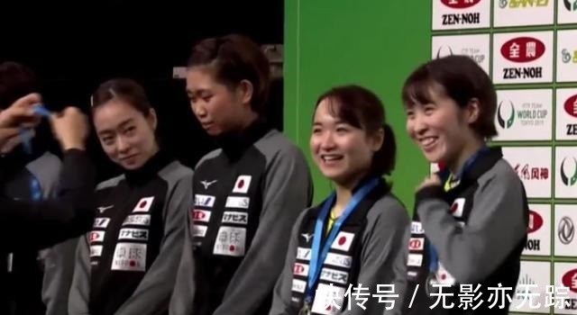 莎莎|女团颁奖礼伊藤美诚做出罕见举动,孙颖莎手捧大礼包实在太萌了