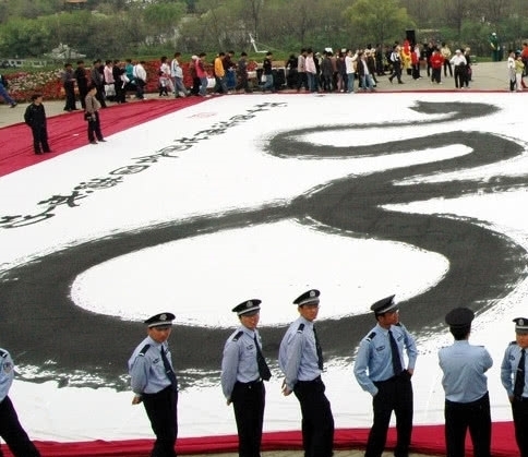 六人|男子写巨型书法,百斤墨水一次挥霍完,一个印章还需要六人扛动