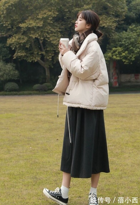 保暖 冬季流行的“面包服”就这么穿,搭配半身裙、阔腿裤,保暖还时髦