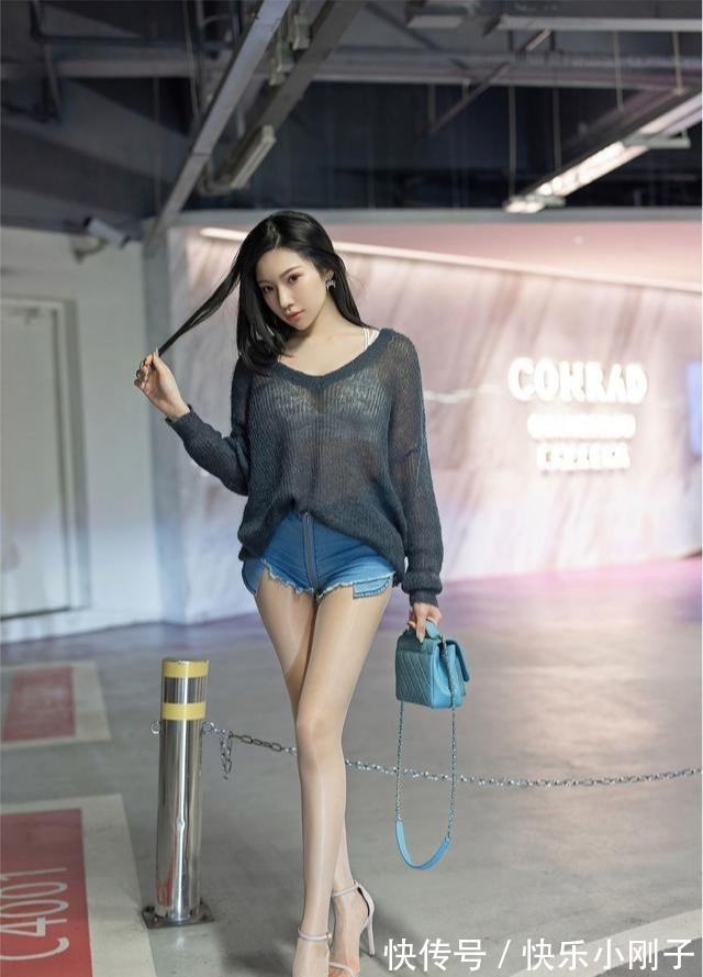 美女|美女逛街穿着清凉,宽松针织衫搭配超短牛仔裤,很时尚可爱