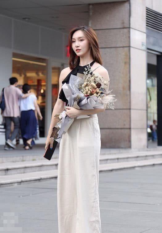 街拍:浅绿色连衣裙很显优雅风姿,利落大气风格很显身材