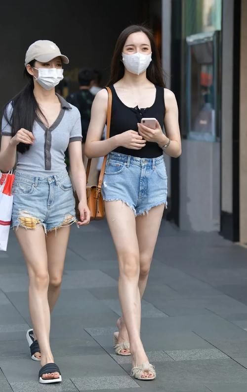 小姐姐|黑色无袖T恤，搭配破烂款牛仔裤，穿出魅力十足的美