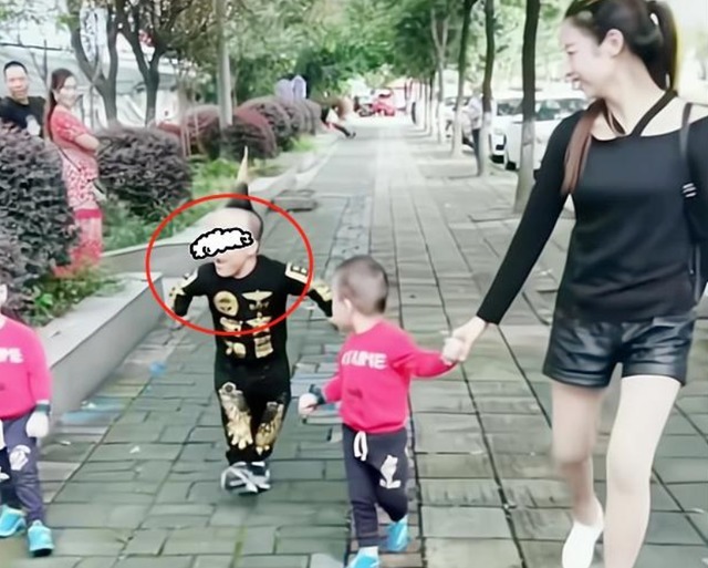 父亲|90后辣妈带娃外出,父亲身高让路人感觉匪夷所思:我眼花了