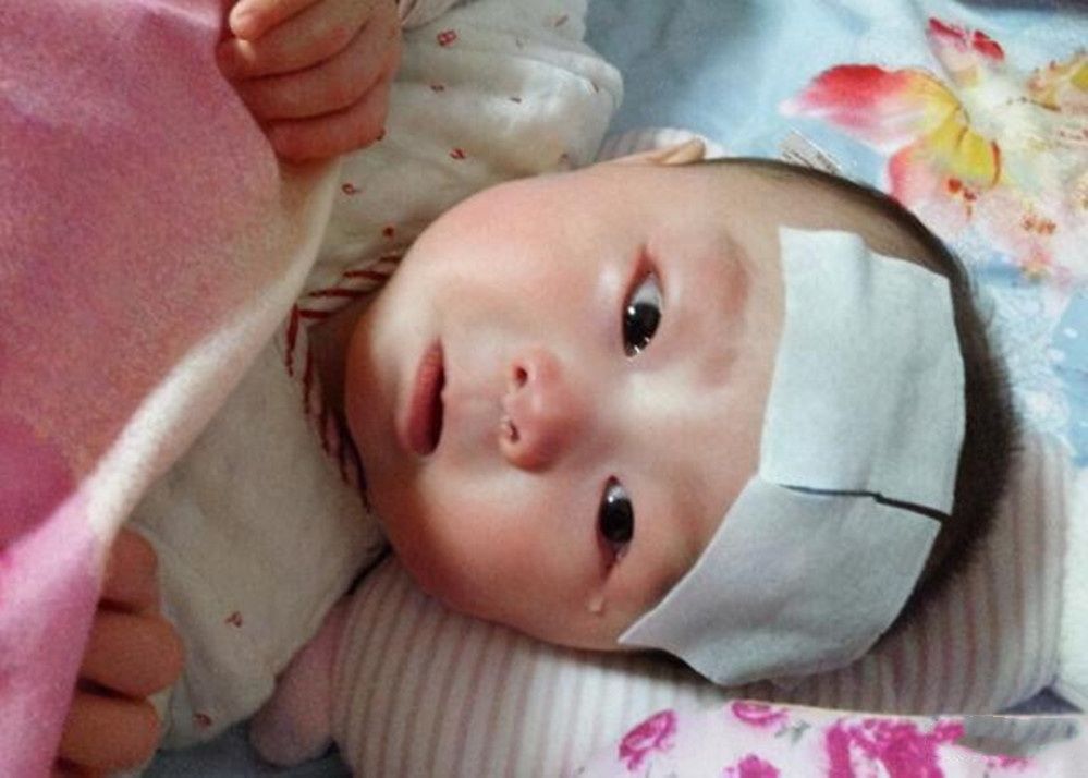 8件衣服裹身，11个月大的宝宝被奶奶捂出病，冬天可不能乱穿衣