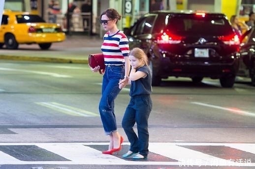 内柔|贝嫂母女现身,小七穿牛仔连体装白胖胖,被妈妈牵着走像个小憨憨