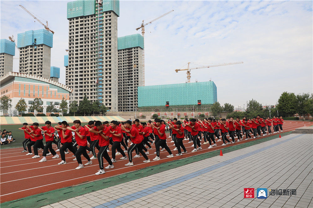 新闻记者|挥洒汗水 不负韶华 青岛高新职业学校军训汇报演出展风采