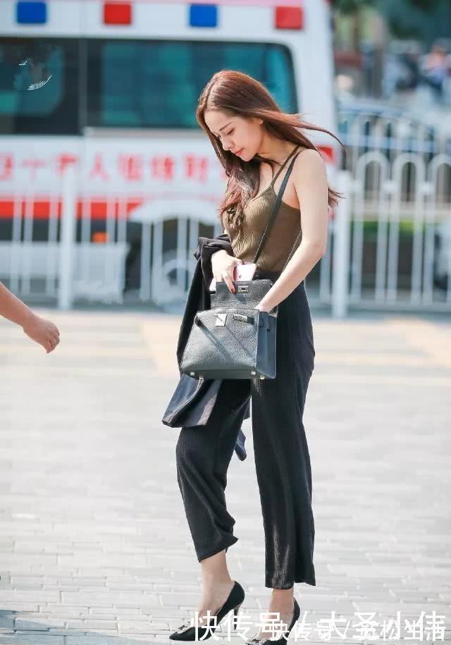 穿搭|美女街拍夏日清凉穿搭,牛仔短裤是不错的选择