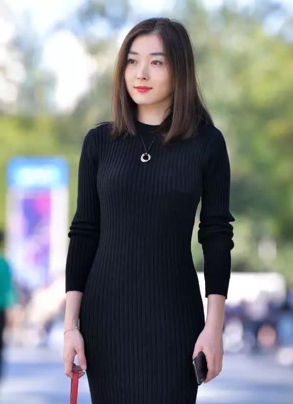 穿搭|路人街拍典雅高贵的针织连衣裙穿搭,让你变成街头优雅女神