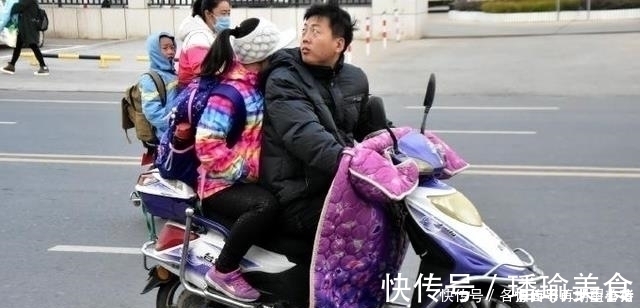 妈妈|大班哥哥冒雨骑车,带小班弟弟上下学,哥哥:妈妈没回来了