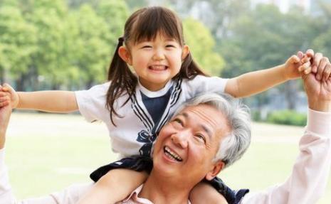 老人|防止娃冻到,爷爷制作拉风“全景天窗”,网友:国家欠我个爷爷