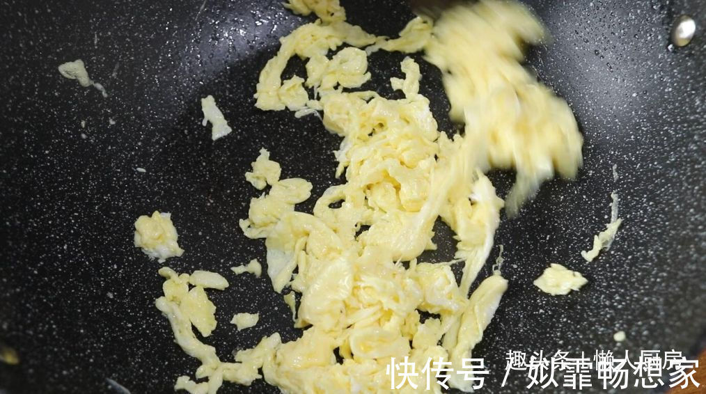 这是海鲜炒米粉的做法，加点它们一起炒，可做菜也可做主食