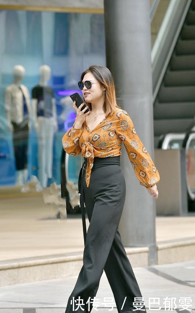 黑色|时尚穿搭:花色v领衬衫,搭配黑色阔腿裤,穿着很有淑女气质