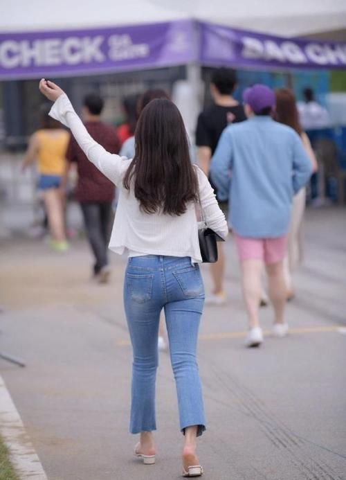 表现力|简洁风格也能美到极致，牛仔裤，轻松呈现个人魅力！