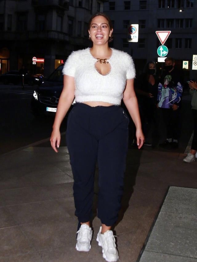 微胖|真给微胖女孩争气180斤超模亮相街头,穿衣自信大胆秀腰身