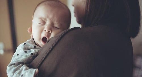 母乳|宝宝断奶半个月，在小姨怀里的表情亮了，妈妈我不要面子的吗