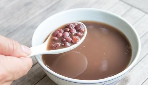 不管煮红豆还是绿豆，掌握1个小技巧，豆子10分钟就能煮开花