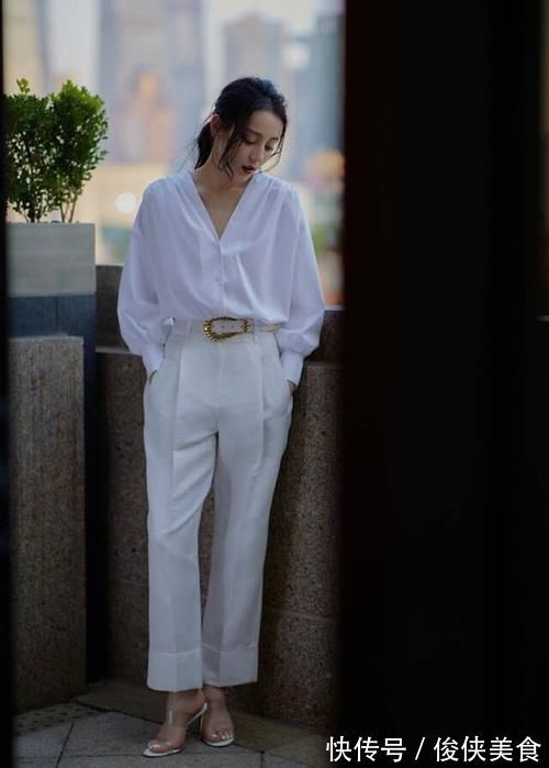 女王|美女白色V领衬衫霸气侧漏,秀出女王气质,明艳动人