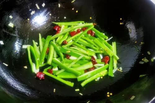 猪皮|秋季，吃鸡鸭鱼肉不如吃它，蛋白质含量极高，加料简单一炒，好吃