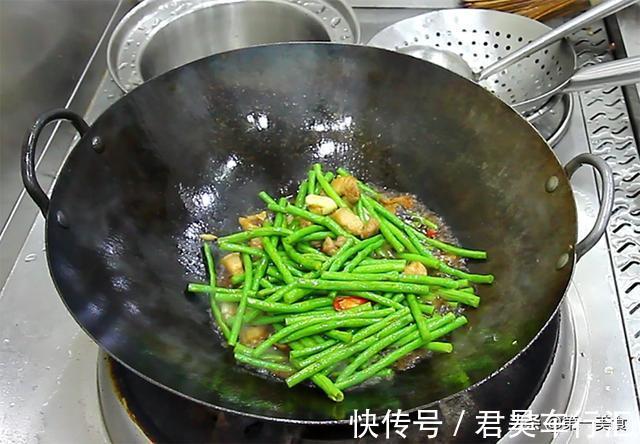 五花肉|厨师长炒的长豆角一周都吃不腻，脆嫩入味又下饭，学会自己在家做