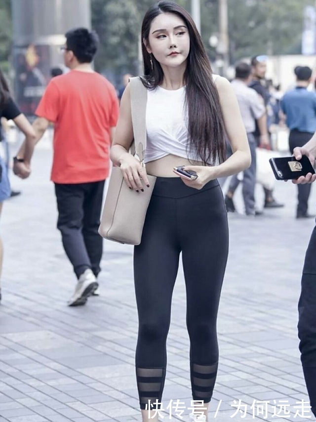 街拍:打底裤小姐姐展现甜美干练的优雅,美的不动声色