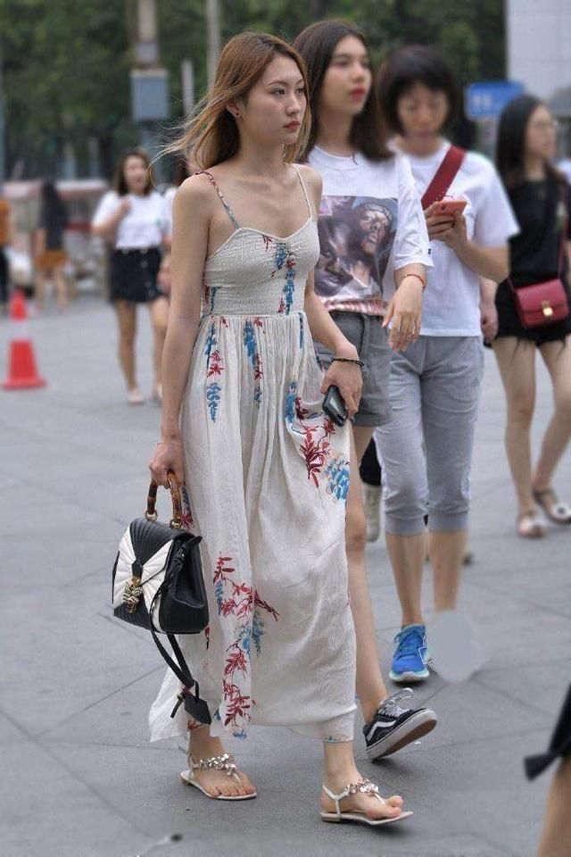 小姐姐|街拍时尚吊带装美女16位靓丽小姐姐笑容甜美身姿高挑太吸引人