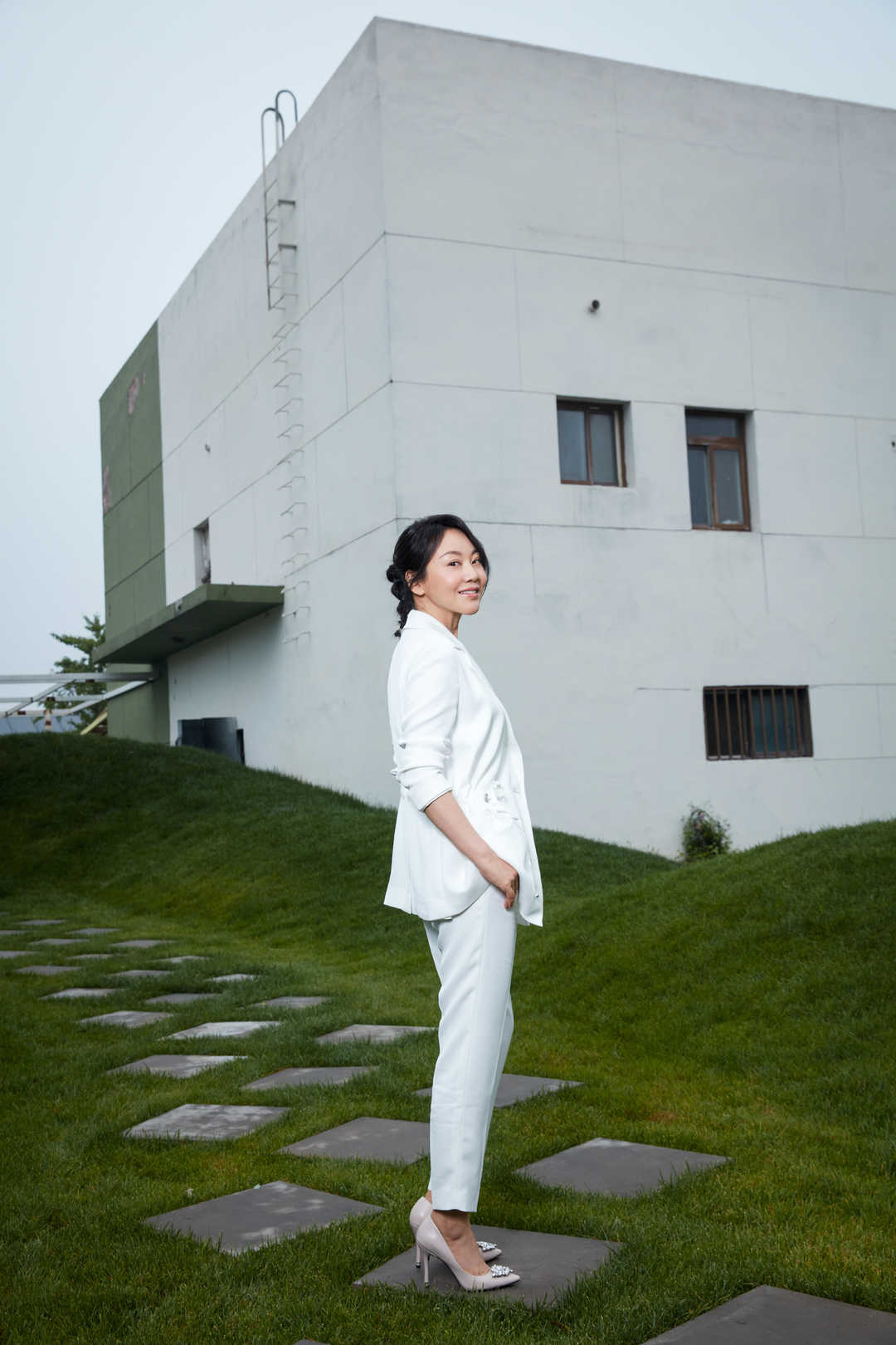 白色连衣裙|毛阿敏又美回来了,一身白色穿搭配短发很高级,身材高挑气场足