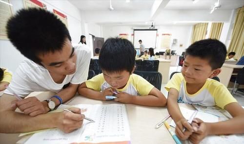 学生课后延时服务遭到反对，家长心中苦闷，老师也无可奈何