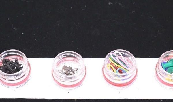 把两个塑料瓶盖粘在一起，挂在裤子上，全家人都要抢着用，太棒了 ！