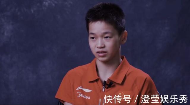 |搞笑一幕!全红婵领奖低着头,旁边的何教练提醒她,瞬间昂首挺胸