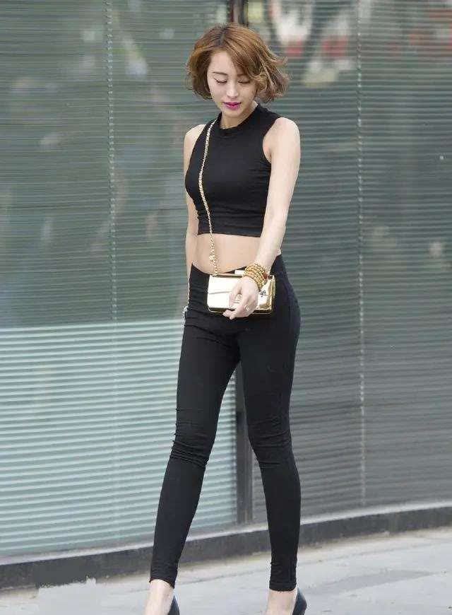 链条包|黑色紧身裤搭配链条包, 时尚感十足, 抓人眼球