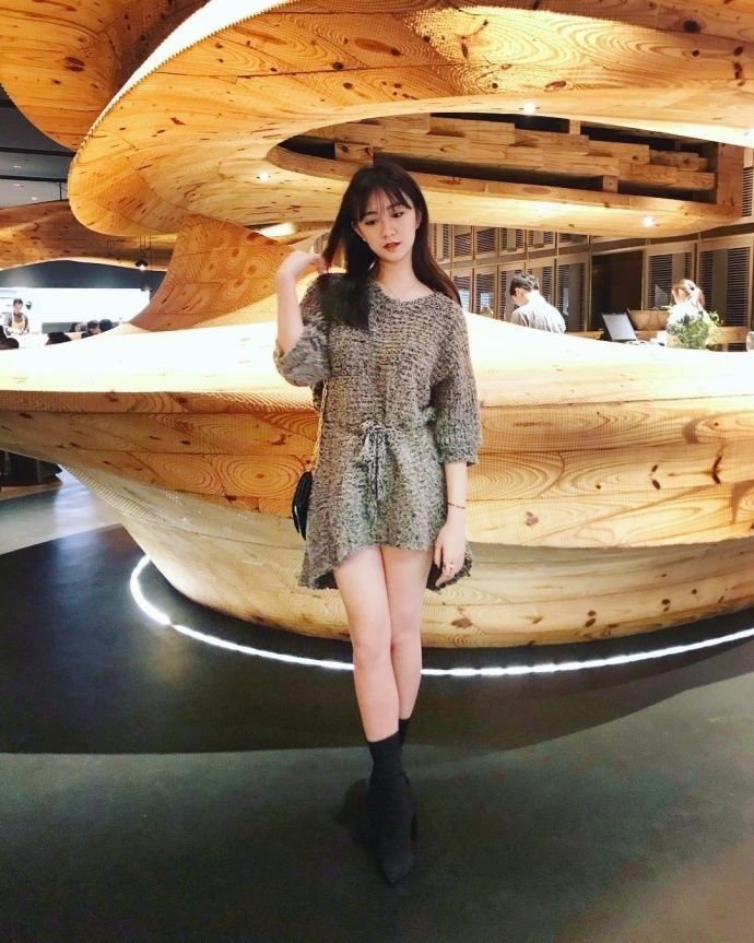 凹凸|街拍:清纯无暇的美女,凹凸曼妙,青春活力很活泼!