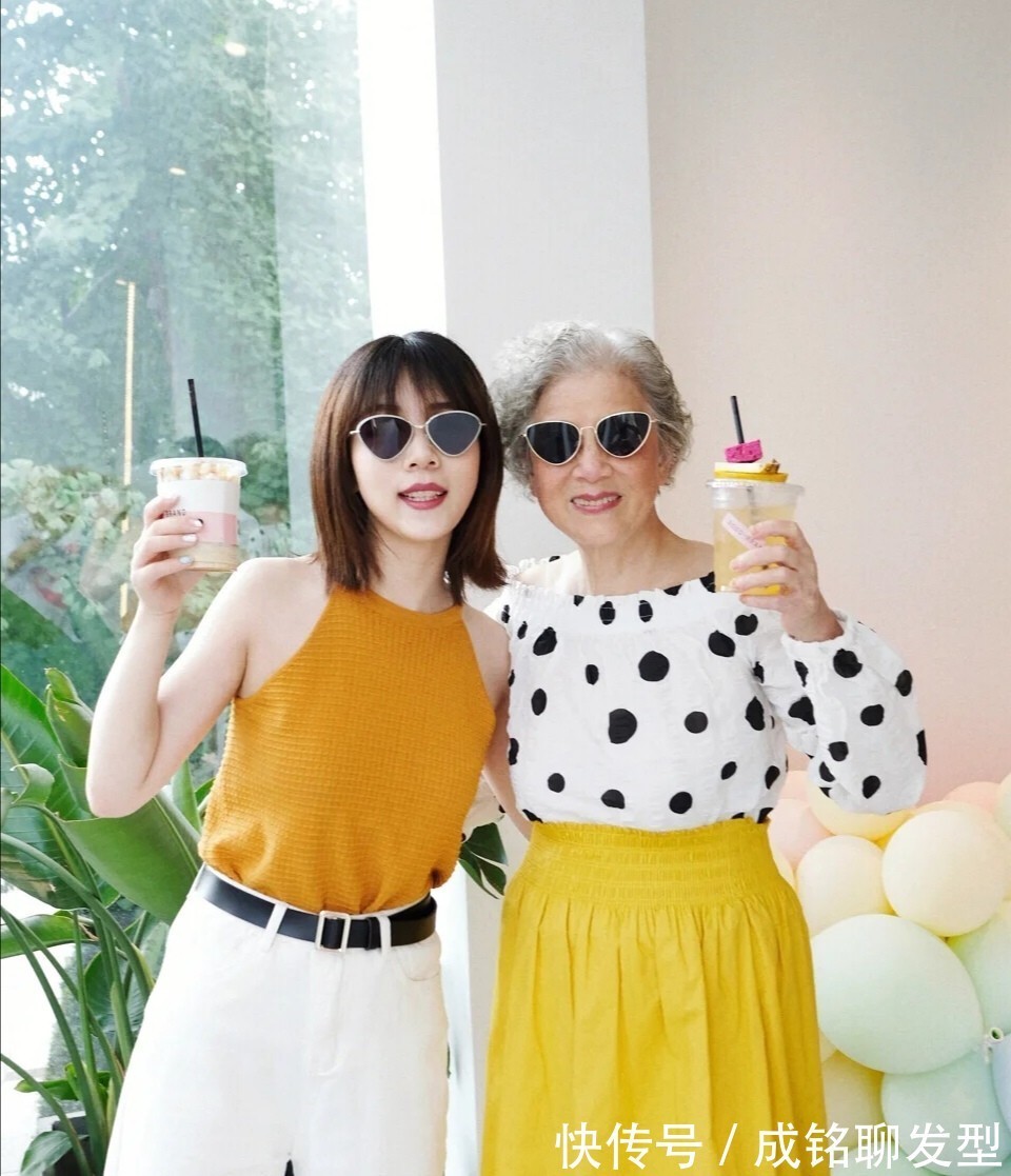 白色t恤|别说花白头发的奶奶不懂时尚!看看这几位时髦奶奶,比年轻人还潮