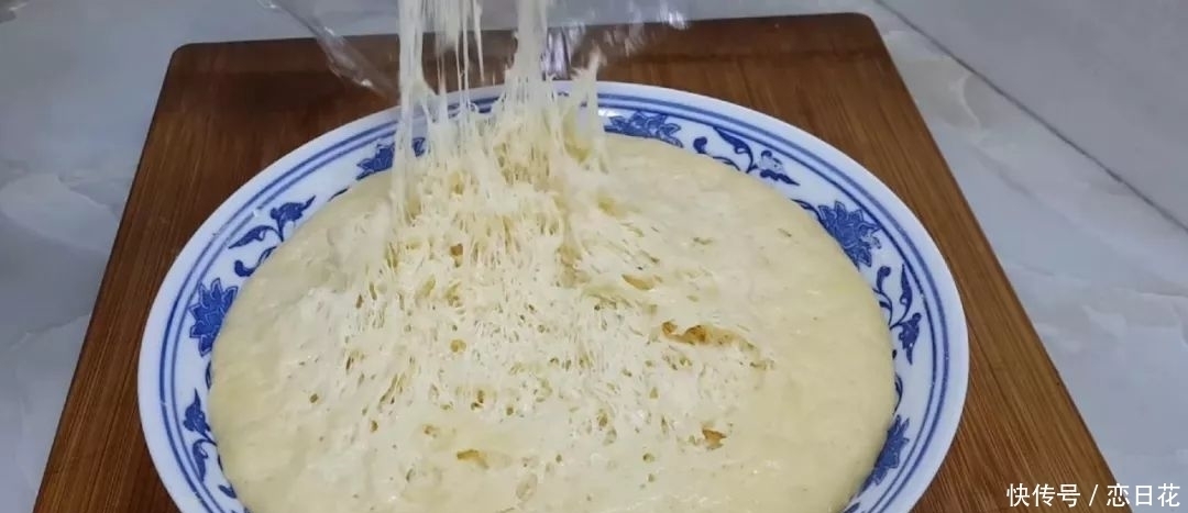 面粉一斤,鸡蛋两个,筷子搅拌一下,教你做创意小油条,比麻花好吃