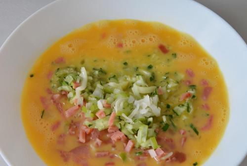 最近，洋葱这做法火了，放2个鸡蛋下锅一煎，香软酥脆清爽好吃