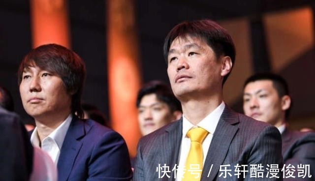 球员|郑智重返国足呼声高,李霄鹏已有行动,做球员还是做教练