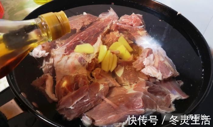 炖羊肉时,记得放“1白2黄”,羊肉鲜嫩软烂,汤浓味道鲜,无膻味