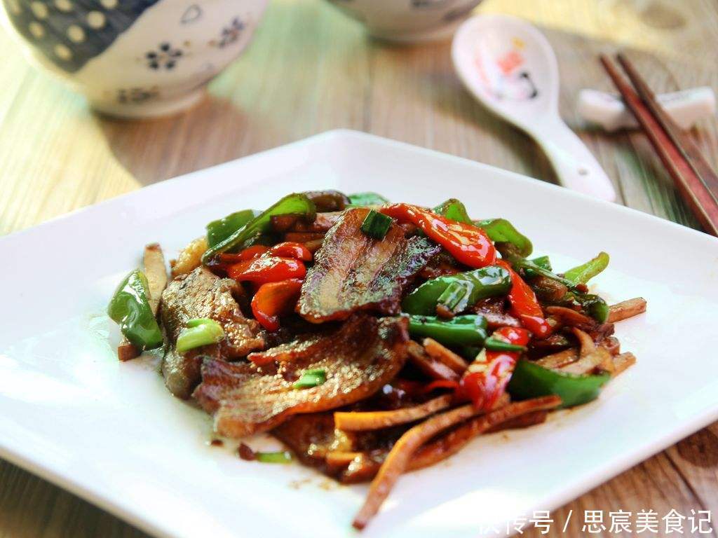 适量|五花肉炒之前,别急着下锅,放进水里煮熟,炒出来不油不腻特别香