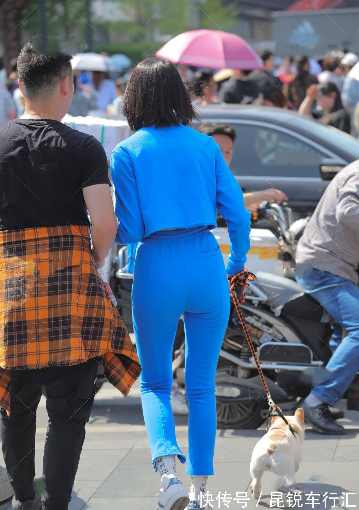 拉链 蓝色运动外套搭配蓝色运动裤,运动的女性是最美丽的