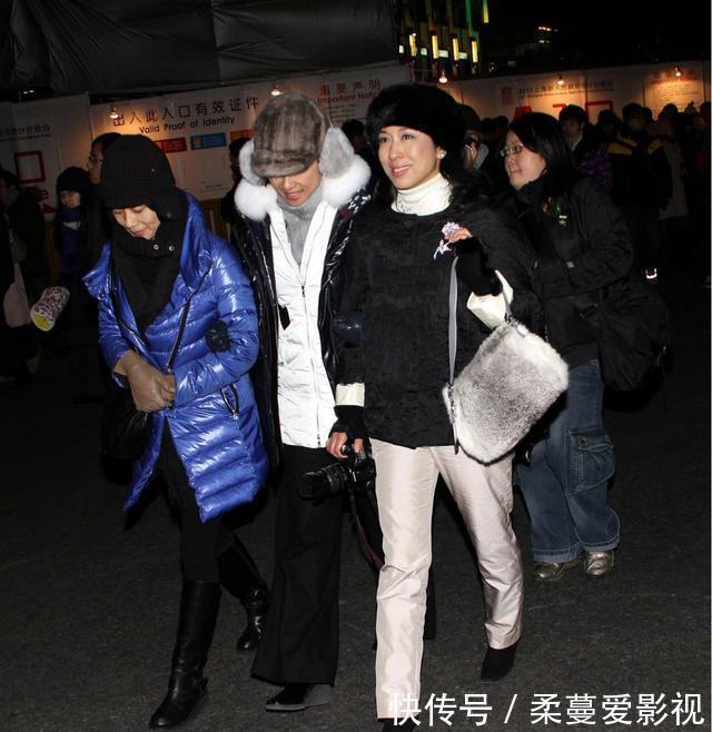 普通人|朱玲玲阔太身份也接地气，穿黑色外套过冬，和普通人没啥不一样