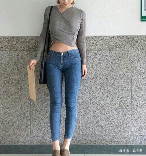 牛仔裤 印花上衣巨好看,搭配牛仔裤,不俗不媚,彰显女性魅力