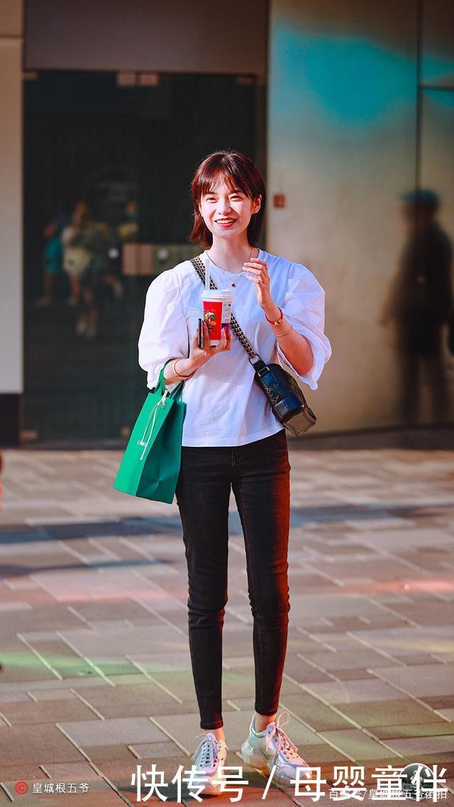 让自己|街拍偶尔尝试一下自己没有尝试过的穿衣风格也是不错的选择