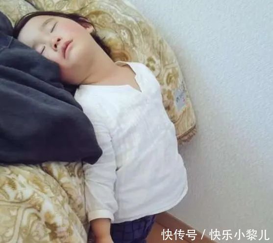 疏忽大意|爸爸“两不误”带娃方式火了,边打篮球边带娃,一举两得