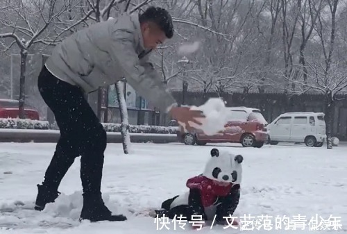 大刀|“最无情奶爸”带娃玩雪走红,奶奶提着30米大刀在赶来的路上
