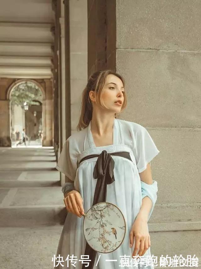 胡人!外国也有“汉服热”,当外国人穿上中国汉服,像是胡人,很惊艳