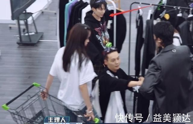 《潮流合伙人》最无存在感的嘉宾,全程坐在角落,一点忙都不帮