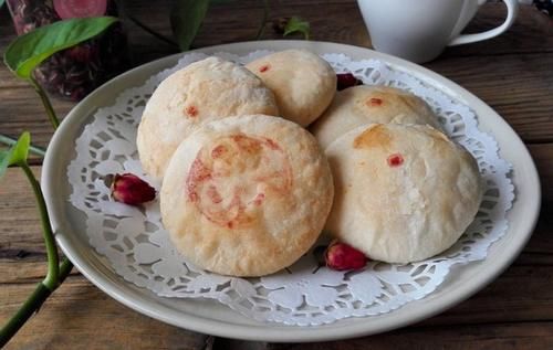 香甜酥脆的玫瑰花饼，吃一口唇齿留香，学会在家中就能制作