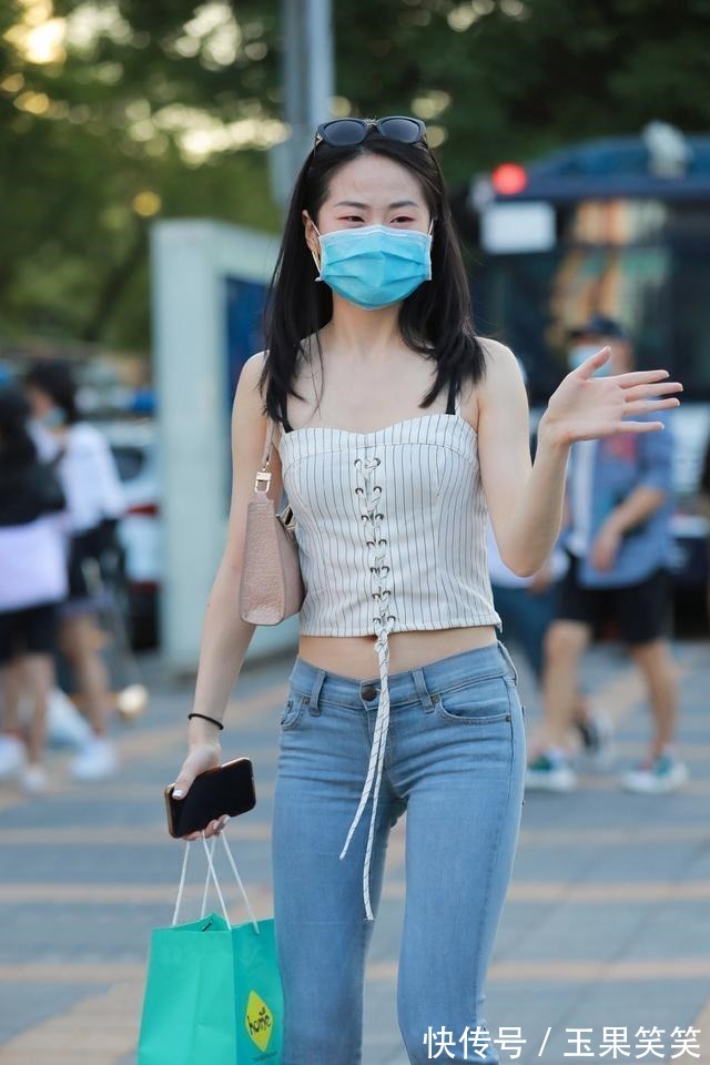 小白 条纹条带搭配喇叭牛仔裤,简约百搭休闲显瘦,时尚优雅的最美诠释!